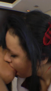 ホットなレズビアンのキス MILF VS 大学生 - 舌を深く濡らす感じ