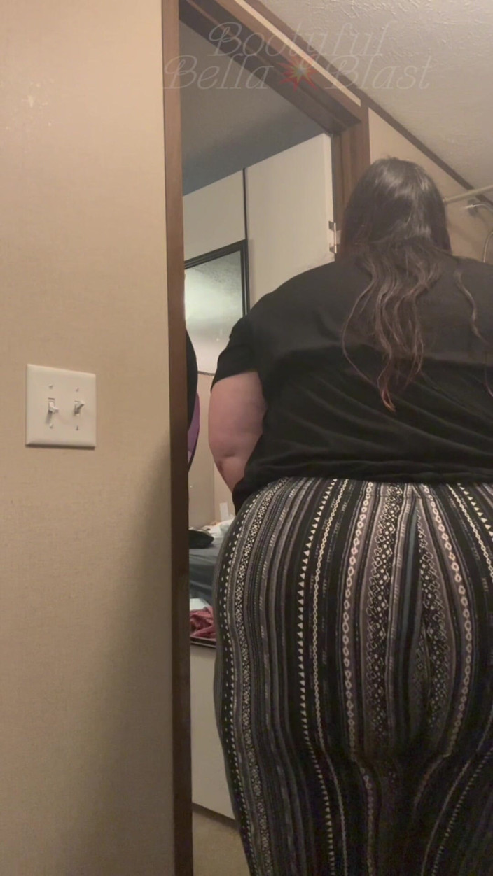BellaBlast: Legging scheet compilatie 2: gasig bbw-meisje scheurt in strakke broek door...