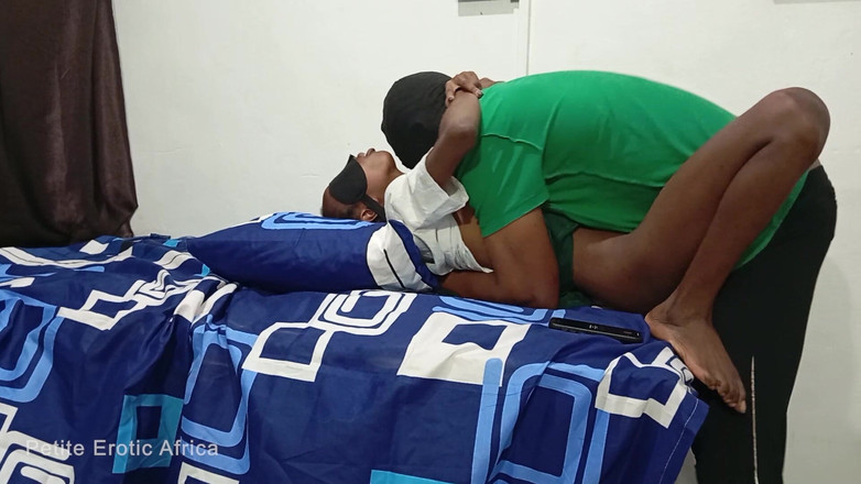 Petite Erotic Africa: Menjolok dubur dan mengongkek remaja Afrika kurus Sukakan