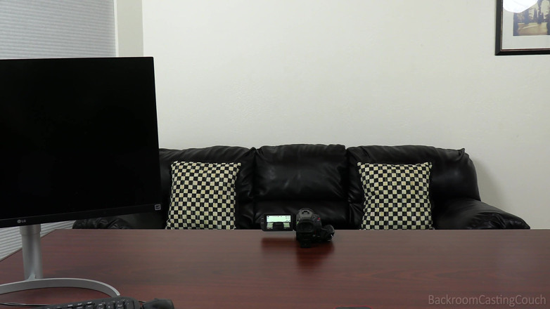 Backroom Casting Couch: Unschuldige Aussehende Blondine Bekommt Einen Realitätscheck