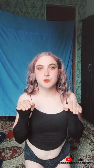 Twink Crossdresserkitty blanca sola en casa haciendo un rendimiento caliente