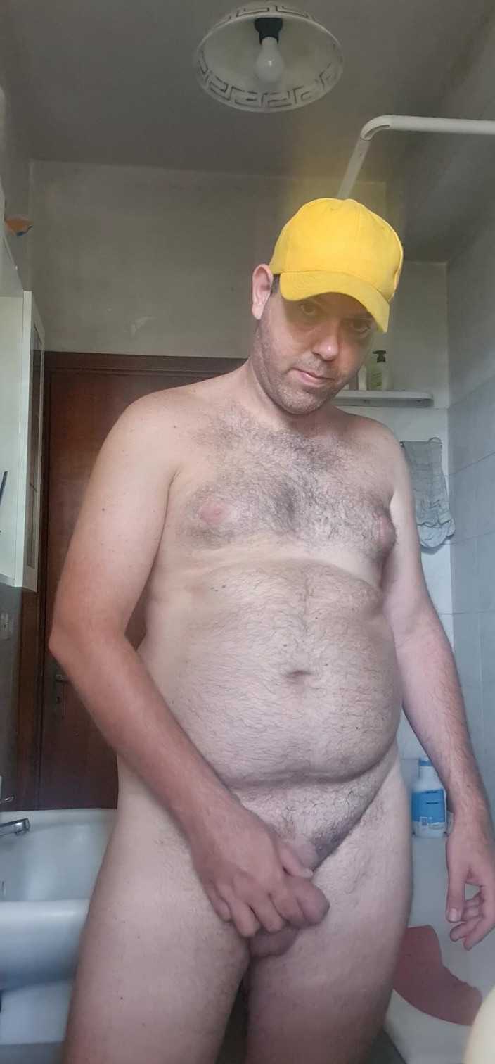 Mirko2589: Naakte jongen in badkamer met gele hoed