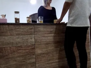 Elle trompe son mari avec un inconnu au bar, mais seulement anal.
