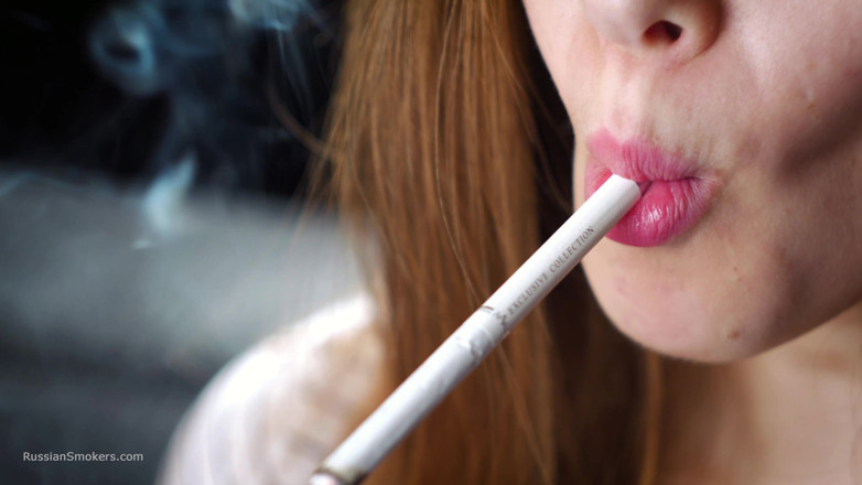 Russian Smokers: Frumusețe rusă moale care fumează țigară Calm Momente