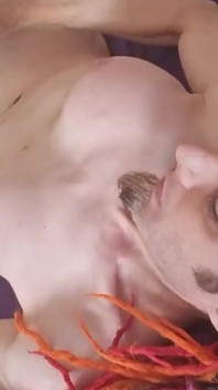 Nahá masturbace si užívám moje nová prsa a stříká na sebe