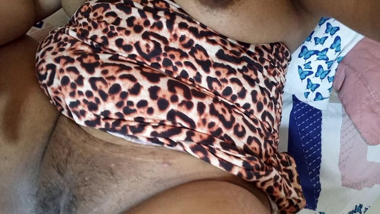 PATY PATY: Si masturba con le dita