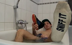 Diversão com tênis na banheira