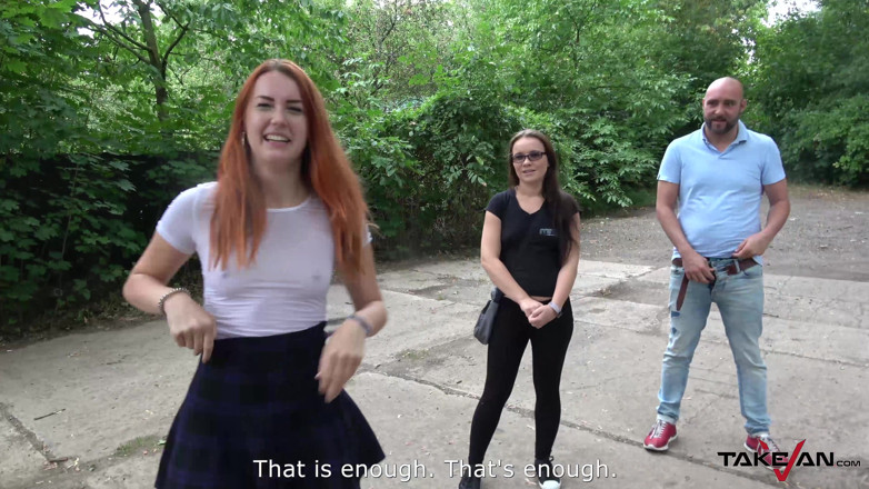 Melone Challenge: Roșcata este futută pe bancheta din spate în duba agățată
