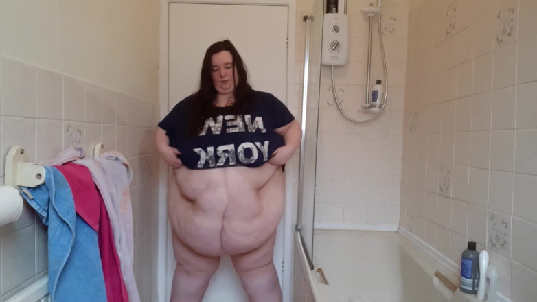 SSBBWLadyBrads: Толстушка-жиробасина показывает толстый живот, колышет и трясет