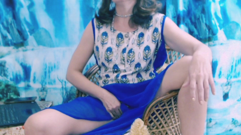 Bolly Karma: Vợ nghịch ngợm trước camera