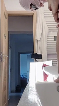 Bini seksi mencukur rambut pepeknya