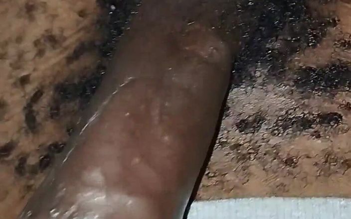 Kenyandick: 毛茸茸的肯尼亚 twink 大力抚摸他坚硬的鸡巴。第2部分