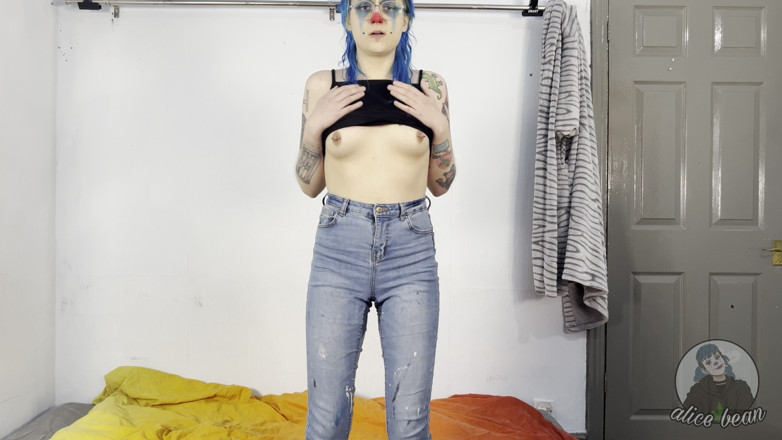 Alice Bean: Calcinha plástica faz xixi