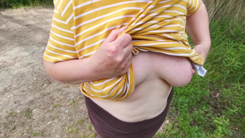 Bouncy Tits Action: Hukuman toket kendor di depan umum