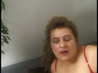 Xfamster: Zralá brunetka zbožňuje své sexy tělo