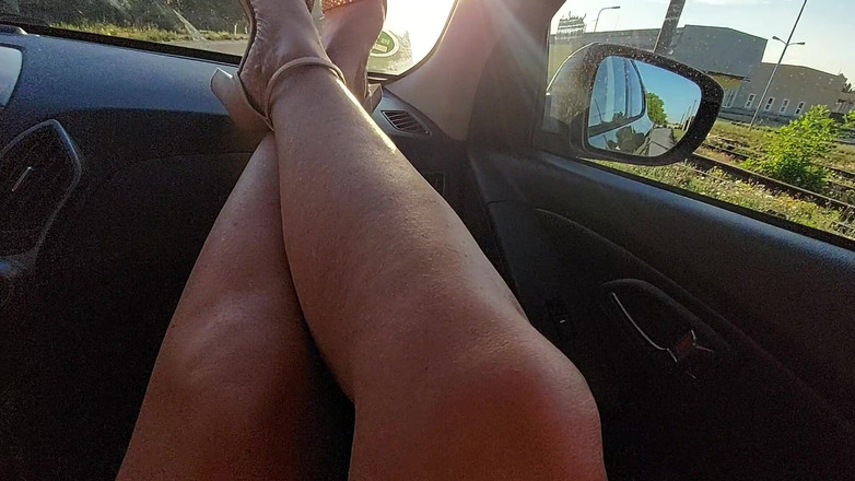 Step Mommy: Kåta mogna styvmamma i klackar retar taxichauffören i bilen med...