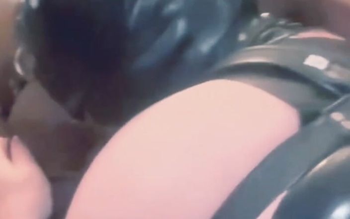Black smoking muscle stepdad: Межрасовая игра и глубокая глотка, БДСМ сцены из резиновой кожи
