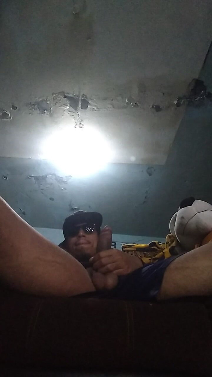 AlexAlejandro13: Rimango solo a giocare con il mio cazzo eretto