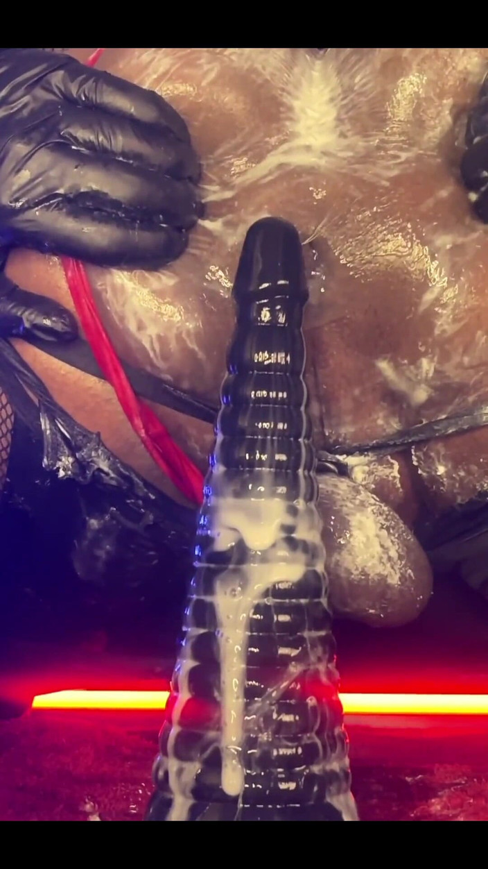 DipsoDeep: Femboy bottom dipsodeep besahnt arschloch mit großem dildo - anal training