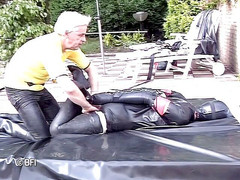 House of lords and mistresses in the spanking zone: La donna in pelle viene dominata all'aperto