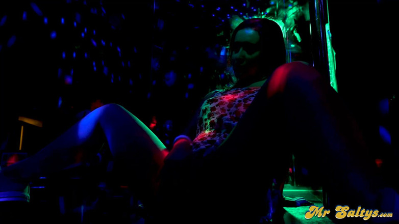 Aziani: Lyra vysává hřebce v porno obchodě