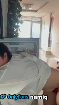 Nami terjebak di lemari es dan saudara tirinya yang bodoh menidurinya