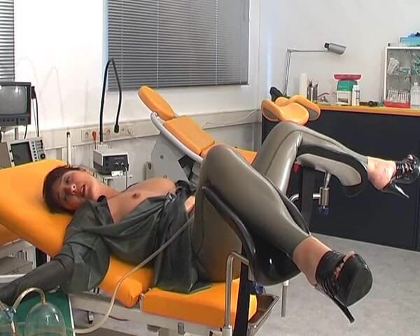 Rubber & Clinic Studio - 1ATOYS: Xtreme vacuum pussy pumping