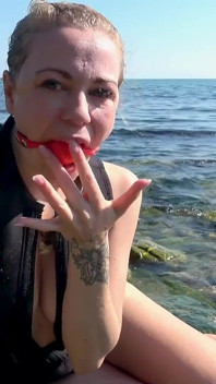 Căluș cu bile și mască de scufundare inundată - Distracție pe plajă cu costum umed