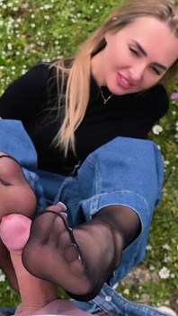 Footjob di montagna greca con piedi in nylon sudati - Creampie all'aperto sulle suole