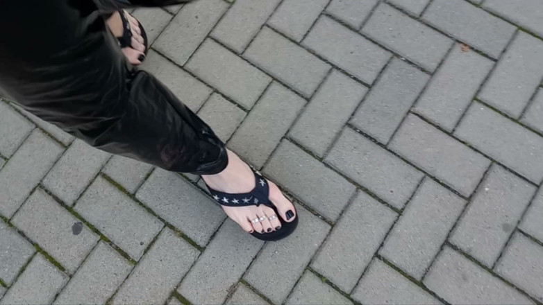 Heelex: Crossdressing v latexových legínách a platformových tangách