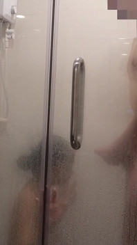 18-jarige Thaise amateur heeft seks onder de douche en neemt een enorme cumshot