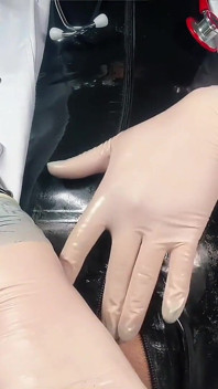 Klinické zápletky: Masturbace a anál v latexové doktorově laboratoři