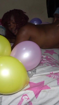 Depois de dar-lhe um boquete, ele começa a fodê-la apaixonadamente no