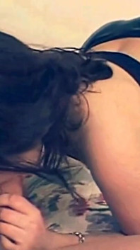 Piękna brunetka MILF wytryski na małe cycki w vintage porno
