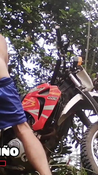 Un giovane magro e sexy gioca con la sua nuova moto e allarga il suo bel culo per bene