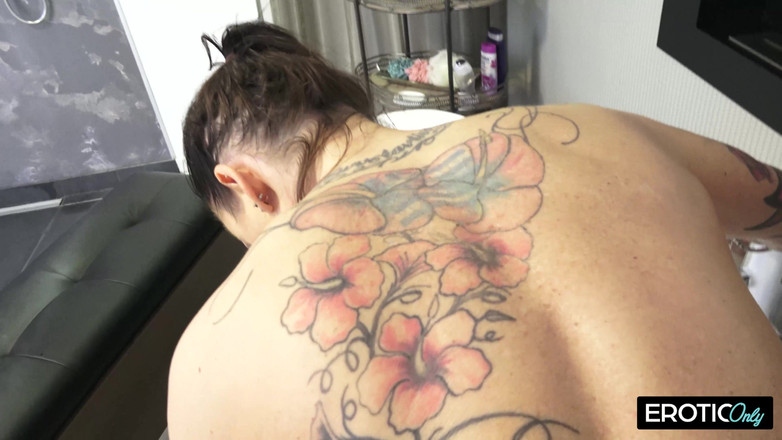 MILFFreaksX: Dia melihat ibu tirinya mandi