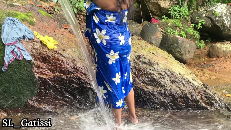 SL Gatissi studio: Une Sri-lankaise naturelle se baigne