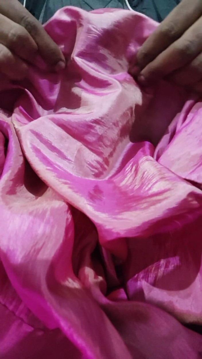 Satin And Silky: 丝质丝质打手枪色情 - 邻居哥的粉红色阴影缎面丝质萨尔瓦摩擦鸡巴头（39）