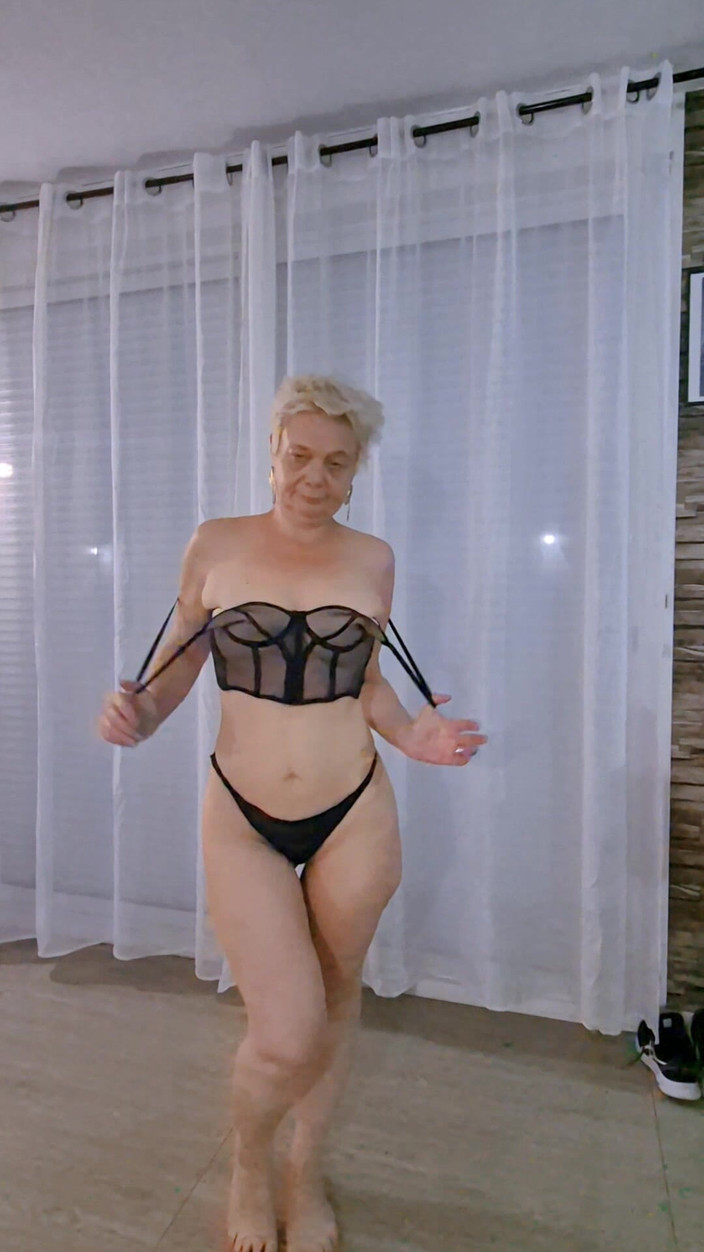 Sofy13: Merhaba, Ben Sana Iç Çamaşırımı Sunuyorum Ve Sen Bana Ne Teklif...