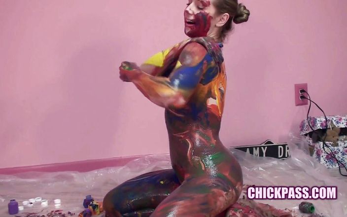 ChickPass Amateurs: Kinky coed Lina está coberta de tinta