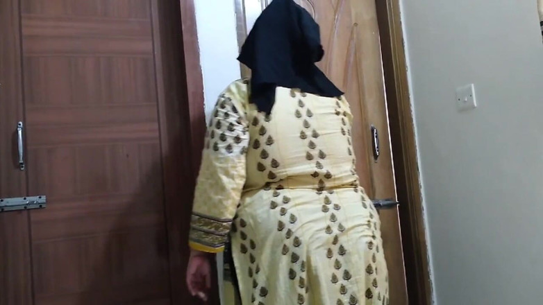 Aria Mia: 사비타 바비의 뚱뚱한 엉덩이는 청소할 때 계부에 의해 풀려났습니다.