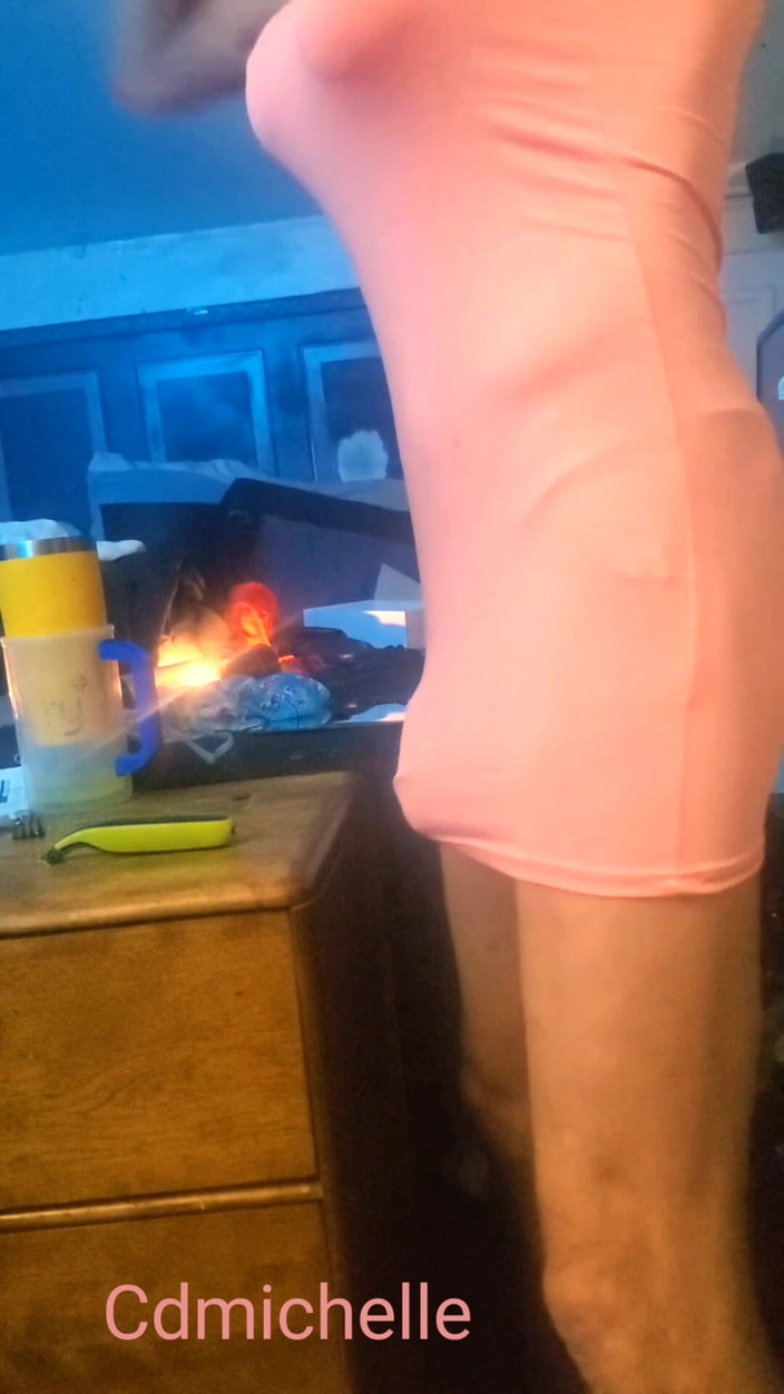 Crossdressers Cd Michelle wearing sexy lingerie: セクシーなドレスの下にランジェリーを着て巨根を弄ぶCdmichelle