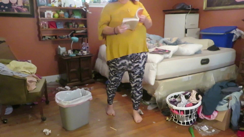 BBW nurse Vicki adventures with friends: Limpia mi habitación vestida y luego en topless
