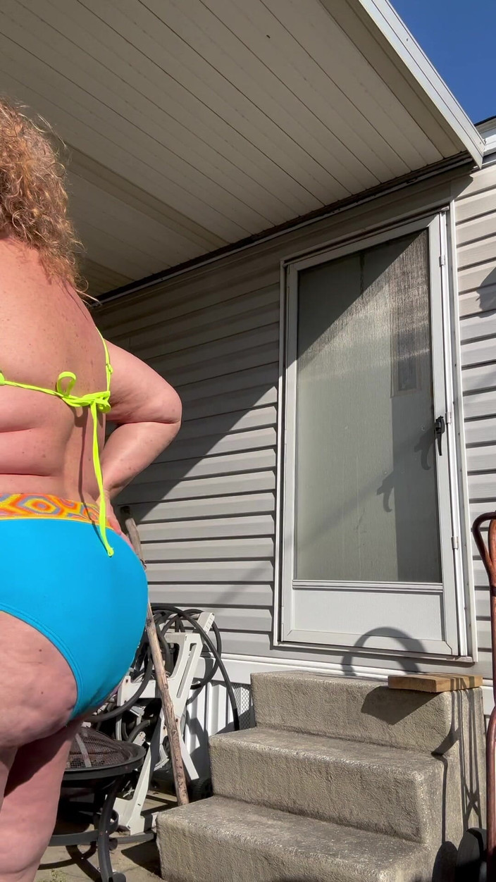 Big Ass 4 U: Spogliarello all'aperto