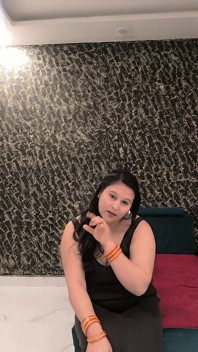 Bhabhi Puja bermain dengan buah dada besar