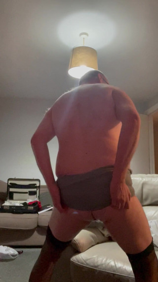 Ancient456: Une fille excitée se travestie, strip-tease