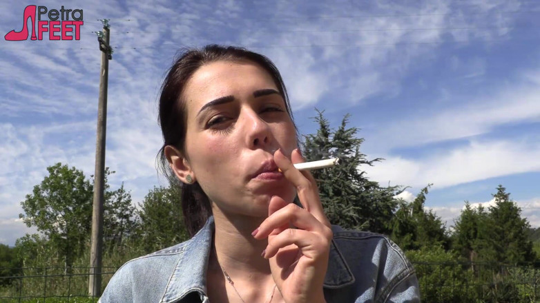 Smokin Fetish: Petra açık havada sigara içmeyi seviyor