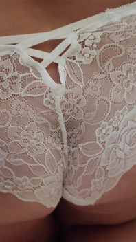 Matură sexy și-a dat jos chiloții pentru a-și freca pizda dulce