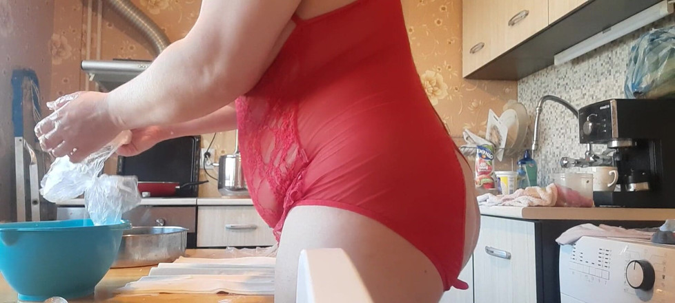 Putarankahotmilf: Cozinhando em lingerie sexy e exuberante na minha bunda