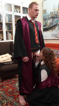 Hermione memberikan Harry Potter blowjob antara pasangan. Nicole Murkovski. Martin Spell.